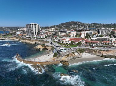 San Diego California 'daki La Jolla koyunun ve plajın havadan görüntüsü. ABD 'de seyahat hedefi