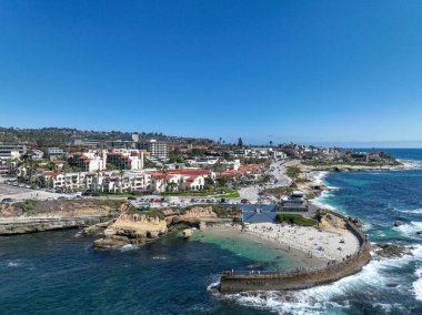 San Diego California 'daki La Jolla koyunun ve plajın havadan görüntüsü. ABD 'de seyahat hedefi