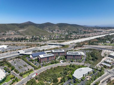 Amerika Birleşik Devletleri 'nin Kaliforniya eyaletinin San Diego ilçesinin banliyösündeki Poway şehrinin hava manzarası. Kurak mevsimde vadinin yanındaki evler