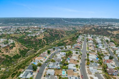 Serra Mesa City, San Diego, Kaliforniya 'daki havadan ev görüntüsü. Yeşil Kuru Vadi ve Villalar