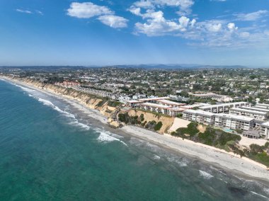 Del Mar Sahilleri 'nin havadan görünüşü, Kaliforniya kıyıları uçurumları ve Pasifik Okyanusu' nun mavi olduğu ev. San Diego County, Kaliforniya, ABD