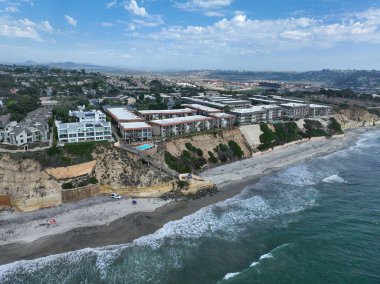 Del Mar Sahilleri 'nin havadan görünüşü, Kaliforniya kıyıları uçurumları ve Pasifik Okyanusu' nun mavi olduğu ev. San Diego County, Kaliforniya, ABD