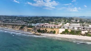 Del Mar Sahilleri 'nin havadan görünüşü, Kaliforniya kıyıları uçurumları ve Pasifik Okyanusu' nun mavi olduğu ev. San Diego County, Kaliforniya, ABD