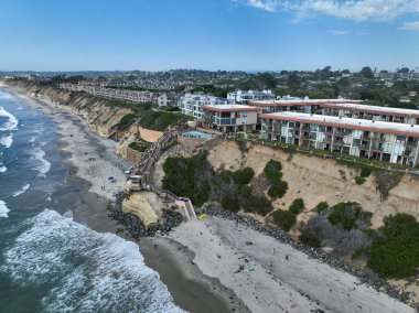 Del Mar Sahilleri 'nin havadan görünüşü, Kaliforniya kıyıları uçurumları ve Pasifik Okyanusu' nun mavi olduğu ev. San Diego County, Kaliforniya, ABD