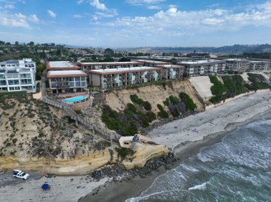 Del Mar Sahilleri 'nin havadan görünüşü, Kaliforniya kıyıları uçurumları ve Pasifik Okyanusu' nun mavi olduğu ev. San Diego County, Kaliforniya, ABD
