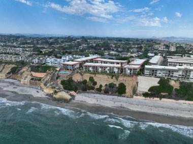 Del Mar Sahilleri 'nin havadan görünüşü, Kaliforniya kıyıları uçurumları ve Pasifik Okyanusu' nun mavi olduğu ev. San Diego County, Kaliforniya, ABD