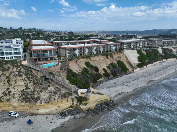 Del Mar Sahilleri 'nin havadan görünüşü, Kaliforniya kıyıları uçurumları ve Pasifik Okyanusu' nun mavi olduğu ev. San Diego County, Kaliforniya, ABD