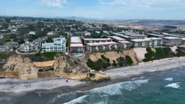 Del Mar Sahilleri 'nin havadan görünüşü, Kaliforniya kıyıları uçurumları ve Pasifik Okyanusu' nun mavi olduğu ev. San Diego County, Kaliforniya, ABD
