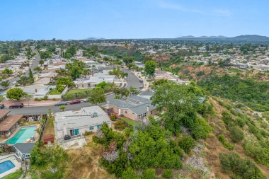 Serra Mesa City, San Diego, Kaliforniya 'daki havadan ev görüntüsü. Yeşil Kuru Vadi ve Villalar