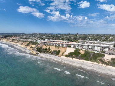 Del Mar Sahilleri 'nin havadan görünüşü, Kaliforniya kıyıları uçurumları ve Pasifik Okyanusu' nun mavi olduğu ev. San Diego County, Kaliforniya, ABD