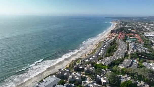 デルマーショア カリフォルニアの海岸の崖と青い太平洋のハウスの空中ビュー サンディエゴ郡 カリフォルニア州 — ストック動画