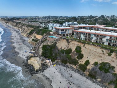 Del Mar Sahilleri 'nin havadan görünüşü, Kaliforniya kıyıları uçurumları ve Pasifik Okyanusu' nun mavi olduğu ev. San Diego County, Kaliforniya, ABD