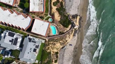 Del Mar Sahilleri 'nin havadan görünüşü, Kaliforniya kıyıları uçurumları ve Pasifik Okyanusu' nun mavi olduğu ev. San Diego County, Kaliforniya, ABD