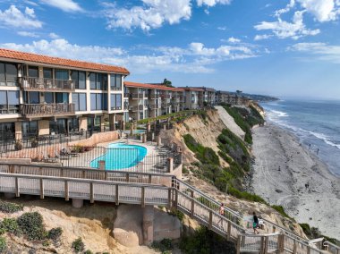 Del Mar Sahilleri 'nin havadan görünüşü, Kaliforniya kıyıları uçurumları ve Pasifik Okyanusu' nun mavi olduğu ev. San Diego County, Kaliforniya, ABD