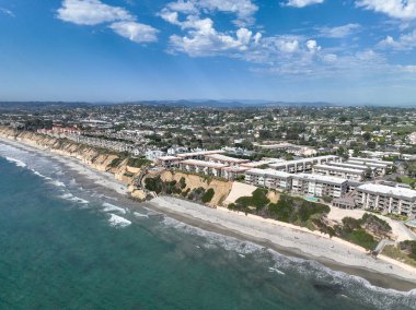 Del Mar Sahilleri 'nin havadan görünüşü, Kaliforniya kıyıları uçurumları ve Pasifik Okyanusu' nun mavi olduğu ev. San Diego County, Kaliforniya, ABD