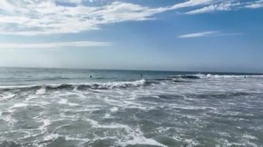 Del Mar Sahili, Kaliforniya, ABD 'de sörfçülerin hava manzarası..
