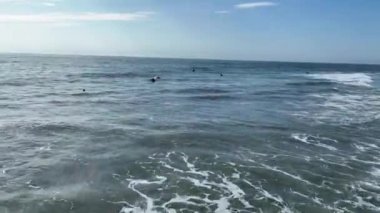 Del Mar Sahilleri 'nin havadan görünüşü, Kaliforniya kıyıları uçurumları ve Pasifik Okyanusu' nun mavi olduğu ev. San Diego County, Kaliforniya, ABD