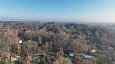 Walloon, Belçika, Avrupa 'nın kırsal kesimindeki ormanlarla çevrili evlerin havadan görünüşü