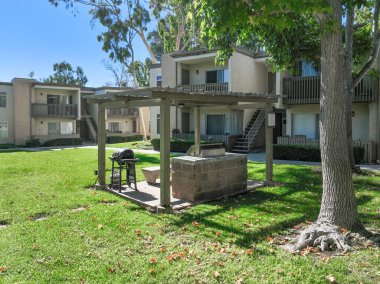 San Diego, California, ABD 'deki tipik apartman kompleksi boyunca yol boyunca bahçe ve çimenler. 1 Ocak 2024