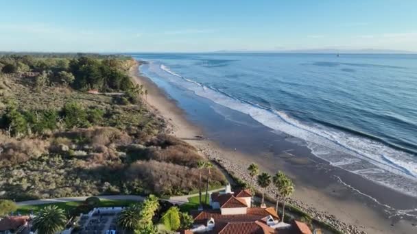 サンタバーバラカリフォルニア州の海と崖とビーチの空中ビュー — ストック動画