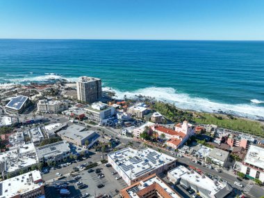 La Jolla uçurumlarının ve kıyı şeridinin havadan görünüşü, San Diego, California, ABD
