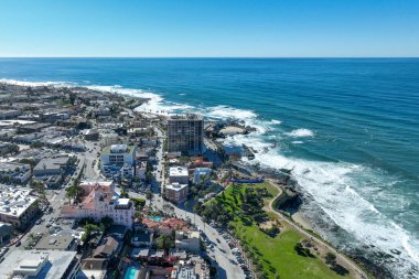 La Jolla uçurumlarının ve kıyı şeridinin havadan görünüşü, San Diego, California, ABD