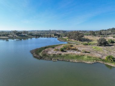 Su deposu üzerindeki hava manzarası ve su tutan büyük bir baraj. Rancho Santa Fe, San Diego, California, ABD