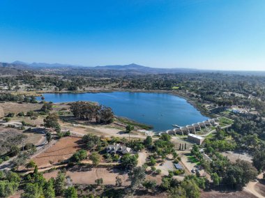 Su deposu üzerindeki hava manzarası ve su tutan büyük bir baraj. Rancho Santa Fe, San Diego, California, ABD