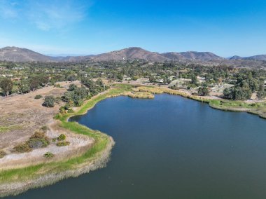Su deposu üzerindeki hava manzarası ve su tutan büyük bir baraj. Rancho Santa Fe, San Diego, California, ABD