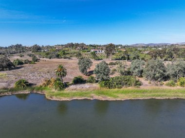 Su deposu üzerindeki hava manzarası ve su tutan büyük bir baraj. Rancho Santa Fe, San Diego, California, ABD