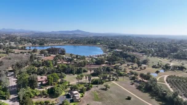 美国加利福尼亚州圣地亚哥Rancho Santa Fe超级富裕城镇的空中景观 — 图库视频影像