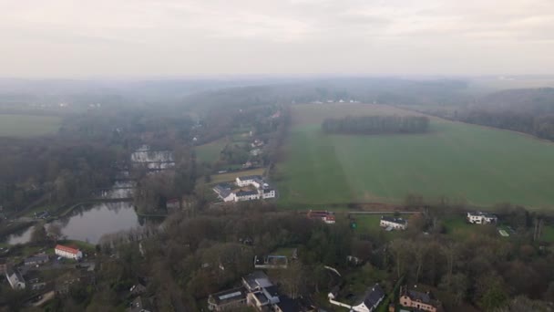 Luftaufnahme Von Häusern Die Von Wald Und Ackerland Umgeben Sind — Stockvideo