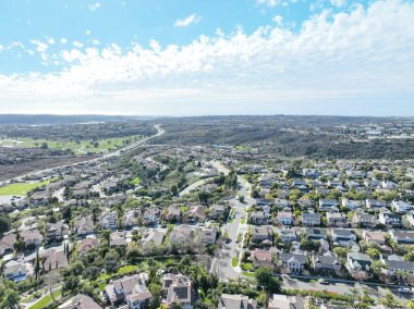 ABD 'nin Güney Kaliforniya' nın Carlsbad kentindeki büyük ölçekli villanın havadan görüntüsü. Yüksek kalite 4k görüntü