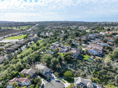 ABD 'nin Güney Kaliforniya' nın Carlsbad kentindeki büyük ölçekli villanın havadan görüntüsü. Yüksek kalite 4k görüntü