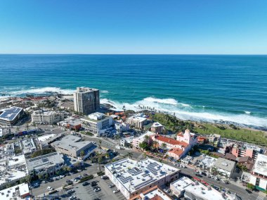 La Jolla uçurumlarının ve kıyı şeridinin havadan görünüşü, San Diego, California, ABD