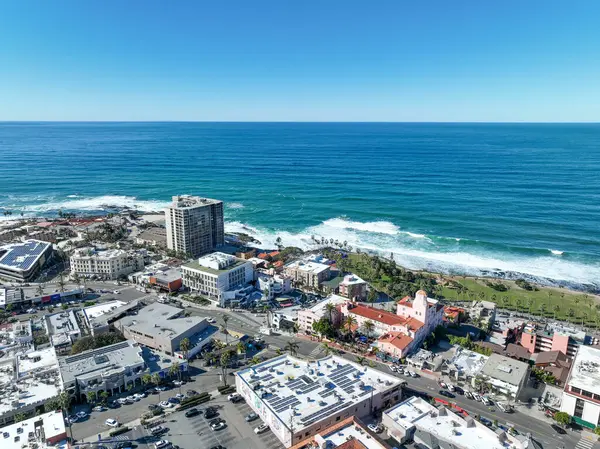 La Jolla uçurumlarının ve kıyı şeridinin havadan görünüşü, San Diego, California, ABD