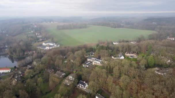 Luftaufnahme Von Häusern Umgeben Von Wald Und Ackerland Morgennebel Der — Stockvideo