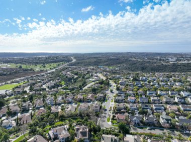 ABD 'nin Güney Kaliforniya' nın Carlsbad kentindeki büyük ölçekli villanın havadan görüntüsü. Yüksek kalite 4k görüntü