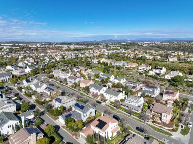 ABD 'nin Güney Kaliforniya' nın Carlsbad kentindeki büyük ölçekli villanın havadan görüntüsü. Yüksek kalite 4k görüntü