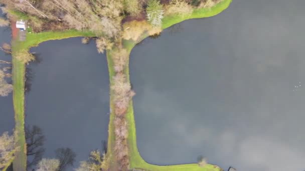 Luftaufnahme Des Sees Und Der Häuser Winter Auf Dem Land — Stockvideo
