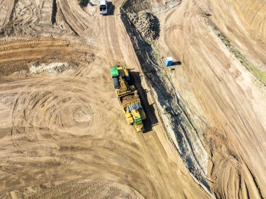 İnşaat alanında çalışan ağır inşaat ekipmanlarının hava görüntüsü. San Diego, Kaliforniya, 10 Mart 2024