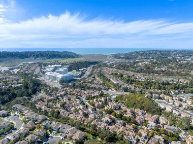 San Diego, California, ABD 'de evleri ve konutları olan orta sınıf bir apartman dairesi manzarası..
