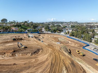 İnşaat alanında çalışan ağır inşaat ekipmanlarının hava görüntüsü. San Diego, Kaliforniya, 10 Mart 2024