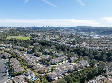 San Diego, California, ABD 'de evleri ve konutları olan orta sınıf bir apartman dairesi manzarası..