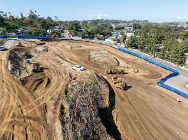 İnşaat alanında çalışan ağır inşaat ekipmanlarının hava görüntüsü. San Diego, Kaliforniya, 10 Mart 2024
