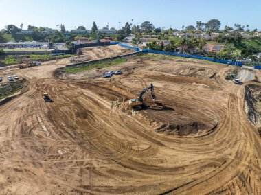 İnşaat alanında çalışan ağır inşaat ekipmanlarının hava görüntüsü. San Diego, Kaliforniya, 10 Mart 2024