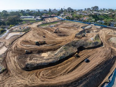 İnşaat alanında çalışan ağır inşaat ekipmanlarının hava görüntüsü. San Diego, Kaliforniya, 10 Mart 2024
