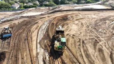 İnşaat alanında çalışan ağır inşaat ekipmanlarının hava görüntüsü. San Diego, Kaliforniya, 10 Mart 2024