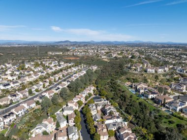 San Diego, California, ABD 'de evleri ve konutları olan orta sınıf bir apartman dairesi manzarası..