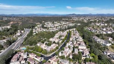 San Diego, California, ABD 'de evleri ve konutları olan orta sınıf bir apartman dairesi manzarası..